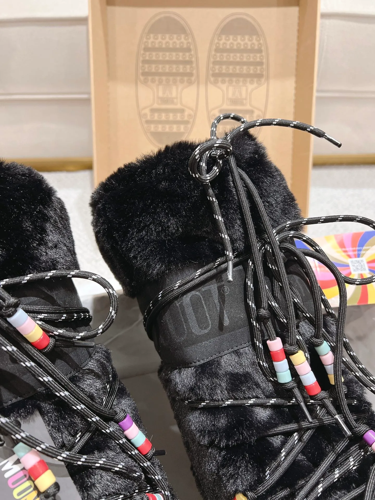 p680 [Exclusive top quality | New upgraded version] ✨A must-buy in winter 2025! Moon Boot moon snow boots - the ultimate warm weapon for fashionistas ❄️ Forget UGG! This winter🔥The "ugly Big Mac" that dominates the streets is here~ 👢The same Y2K retro style from Paris Hilton and Beckham is back! 4cm taller inside ✨ Invisible leg lift · Extremely slimming 👌 Fluffy and soft but not bloated, instantly show off your sense of style when put on your feet 🦋 The same style for both men and women | Can be worn by both men and women | Regardless of left or right foot!  ❄️Maximum thermal insulation power｜No pressure for fun in the snow 💫Trendy style code｜Easily achieve the Millennial hot girl style Say goodbye to ordinary snow boots ~ This winter you need to be warm and rusty! 🌟 #MoonBoot snow boots #winter hot style #瞞小similar style #millennium style wear ❶Fabric: original custom/cowhide/woven wool/high mercerized waterproof cloth ❷Inner: original 100% silk cotton liner ❸Feet: original 100% silk cotton liner ❹Outsole: original molded two-color non-slip outsole ❺Sole thickness: 4cm (including inner**) ❻Number of codes: 35-40 (41. Customized) ❼Packaging: Original full set of packaging ☀Color: Official website updated simultaneously